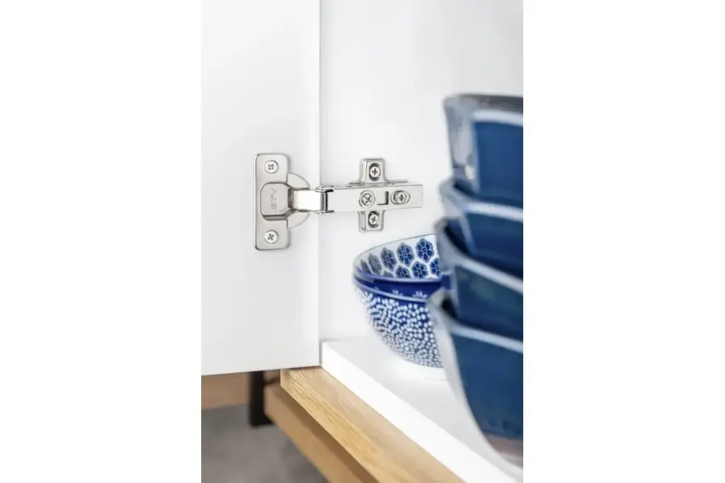 Cabinet hinge with soft closing